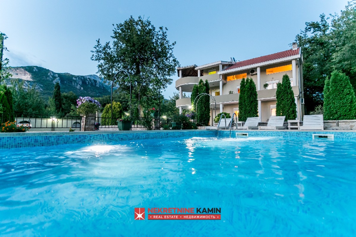 Moderna kuća sa bazenom i velikim placem, Herceg Novi